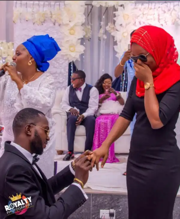 See How Bestman Proposes To His Girlfriend At A Wedding (Photos)